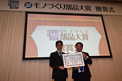 写真:増田賞 受賞者 於 贈賞式(左から、日刊工業新聞社・井水社長、JR東海・森副社長、プロテリアル・西山会長)